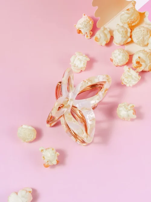 EMMY METALEN VLINDER CLIP - MARMER PASTEL GEEL